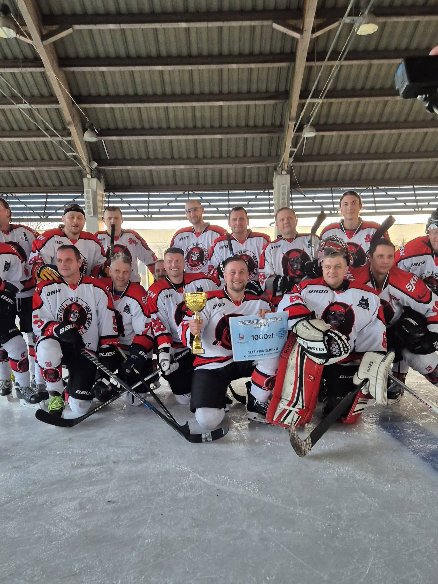 Zwycięstwo Piratów Skarżysko w XI Oficjalnym Turnieju Hokeja na lodzie 